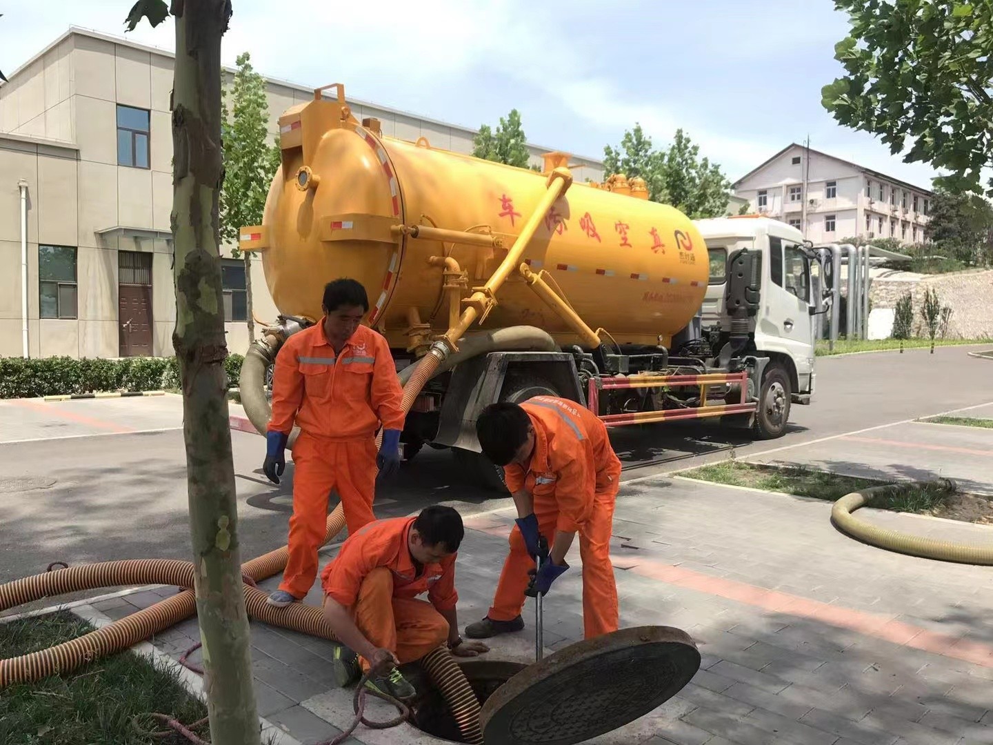 干驿镇管道疏通车停在窨井附近