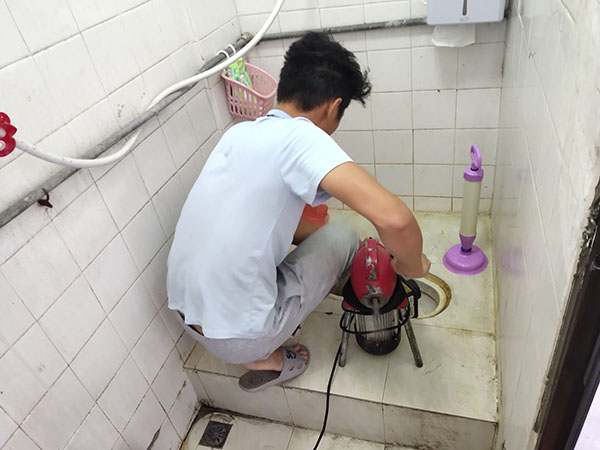 干驿镇肥皂掉到马桶里把马桶堵住了怎么办？马桶堵住了怎么办
